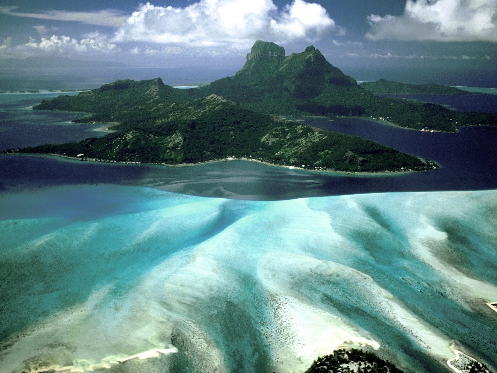 У самого тихого океана. Лагуна Бора Бора. Бора Бора на Таити. Остров Бора Бора океан. Таити острова Тихого океана.