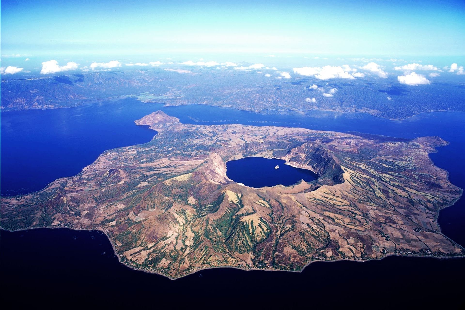 Это тоже бывшие озера. Вулкан Тааль Филиппины. Озеро Тааль Филиппины. Озеро Тааль на острове Лусон. Остров Лусон озеро Тааль Филиппины.