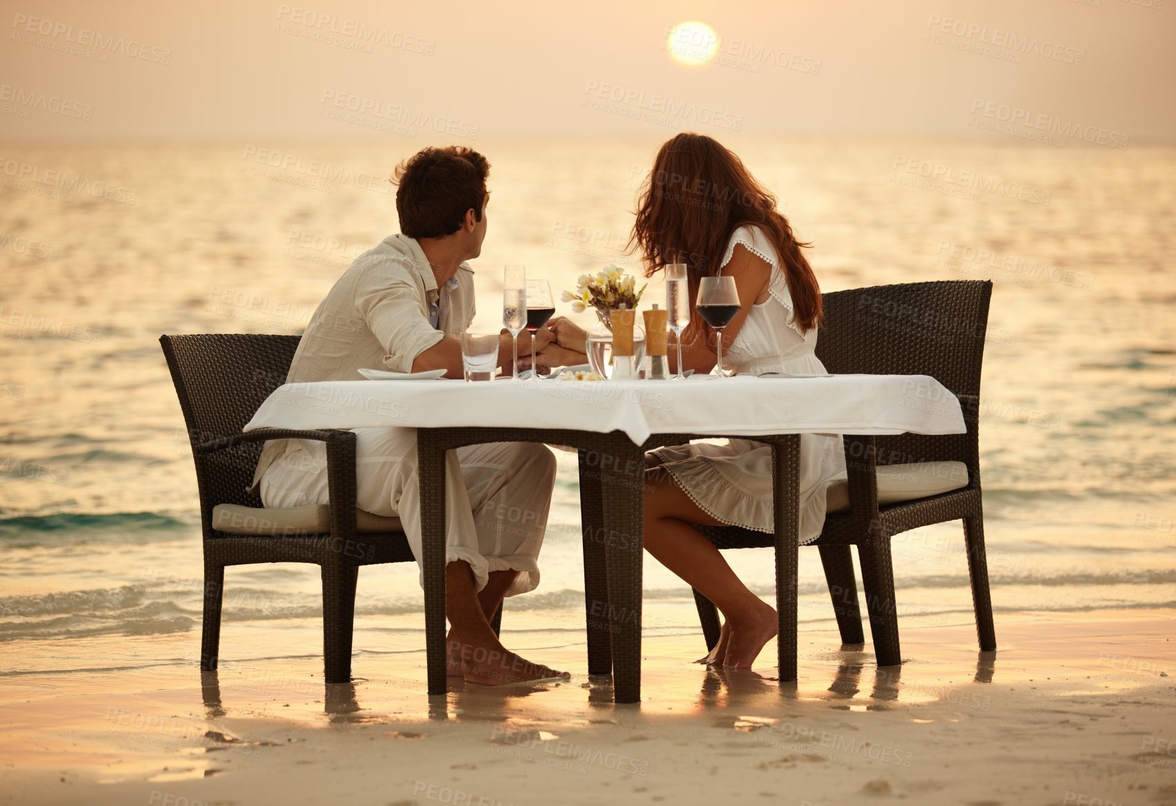 Наслаждаясь вкусным ужином нас радовала дружеская беседа. Романтическая встреча влюбленных. Столик у моря. Романтический вечер на море. Море романтика.