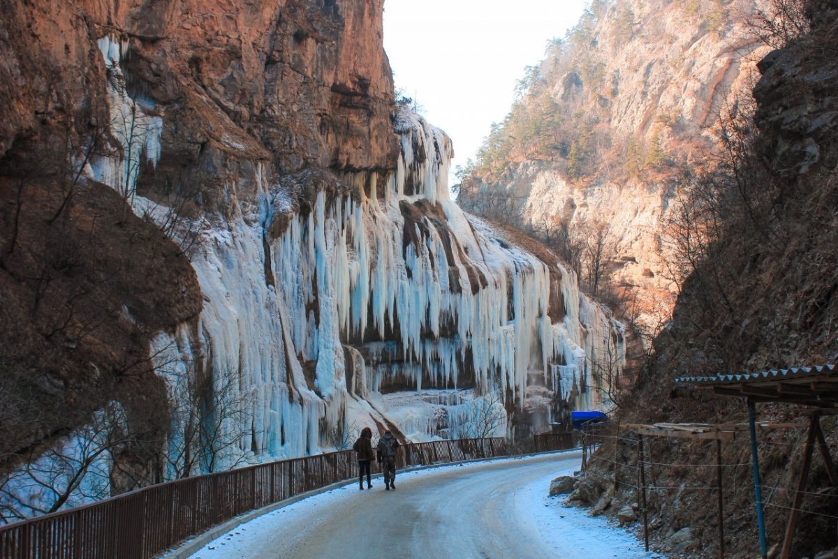 Экскурсии на Чегемские водопады зимой в Нальчике