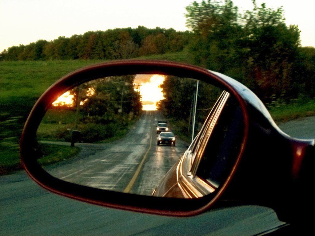 Зеркало автомобиля