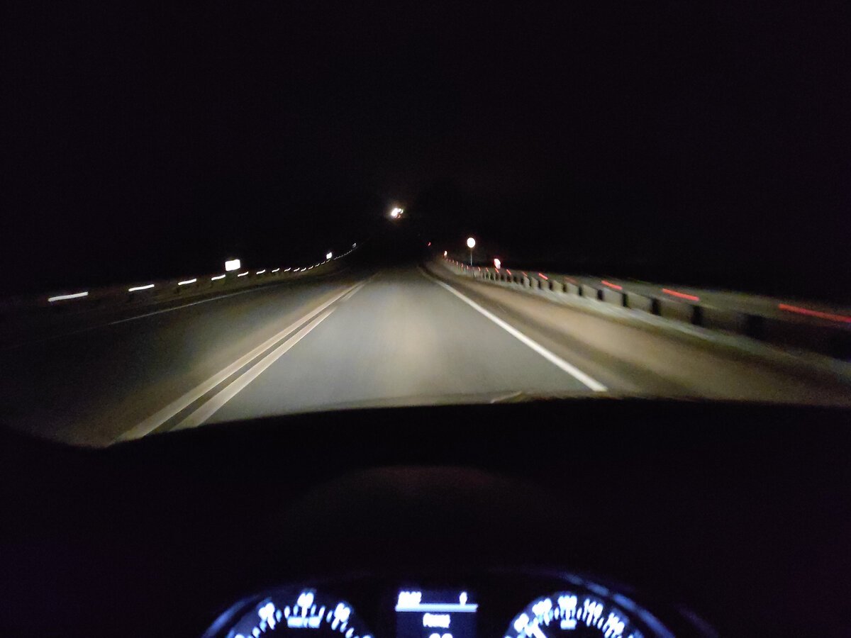 Машина на трассе ночью