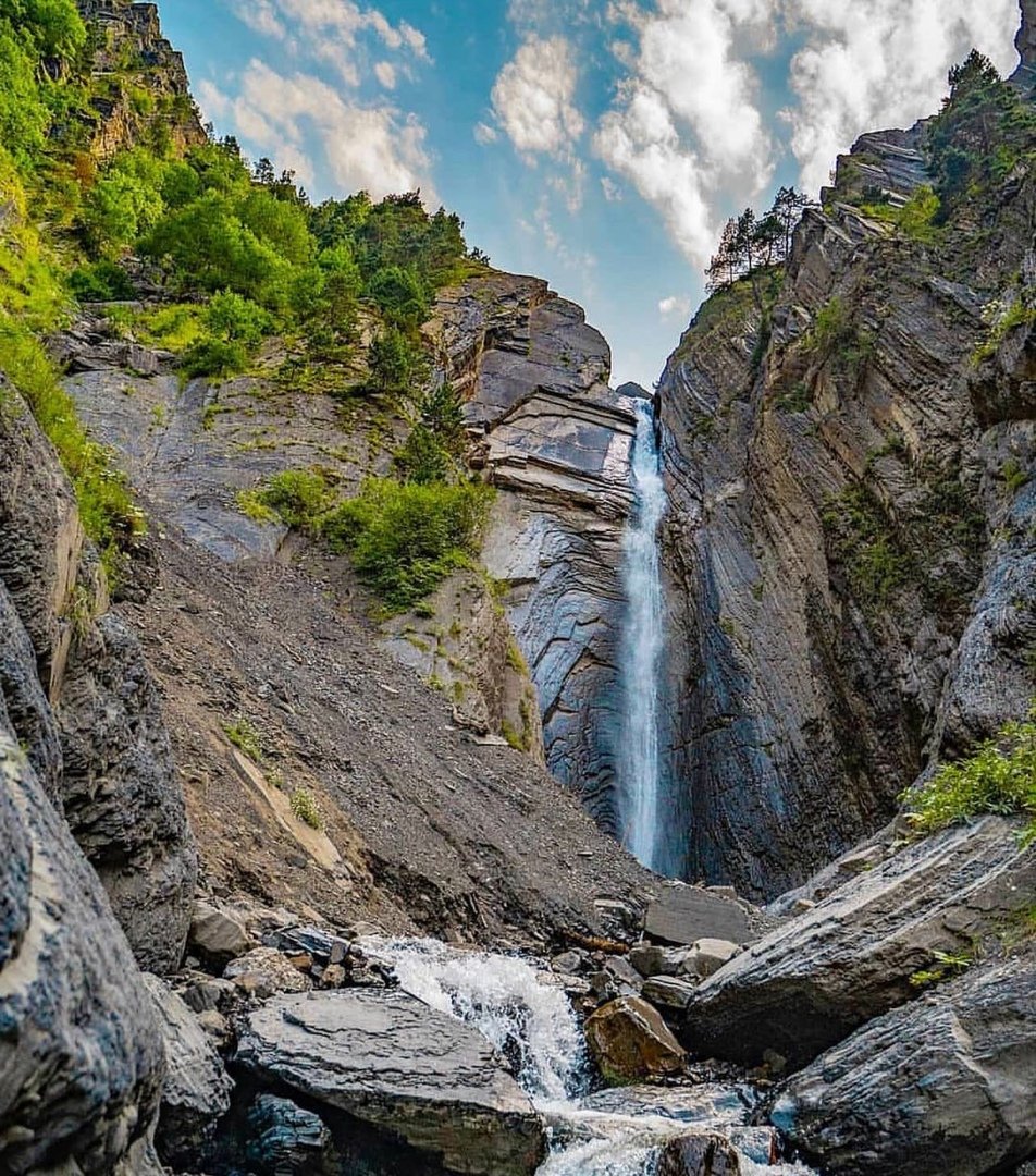 Водопад у села Зрых