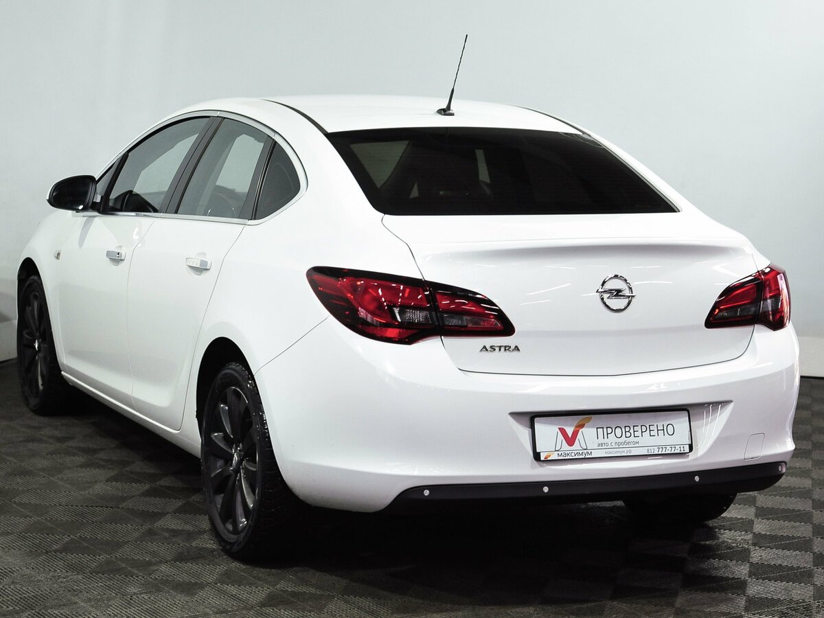Opel Astra 2012 седан белая