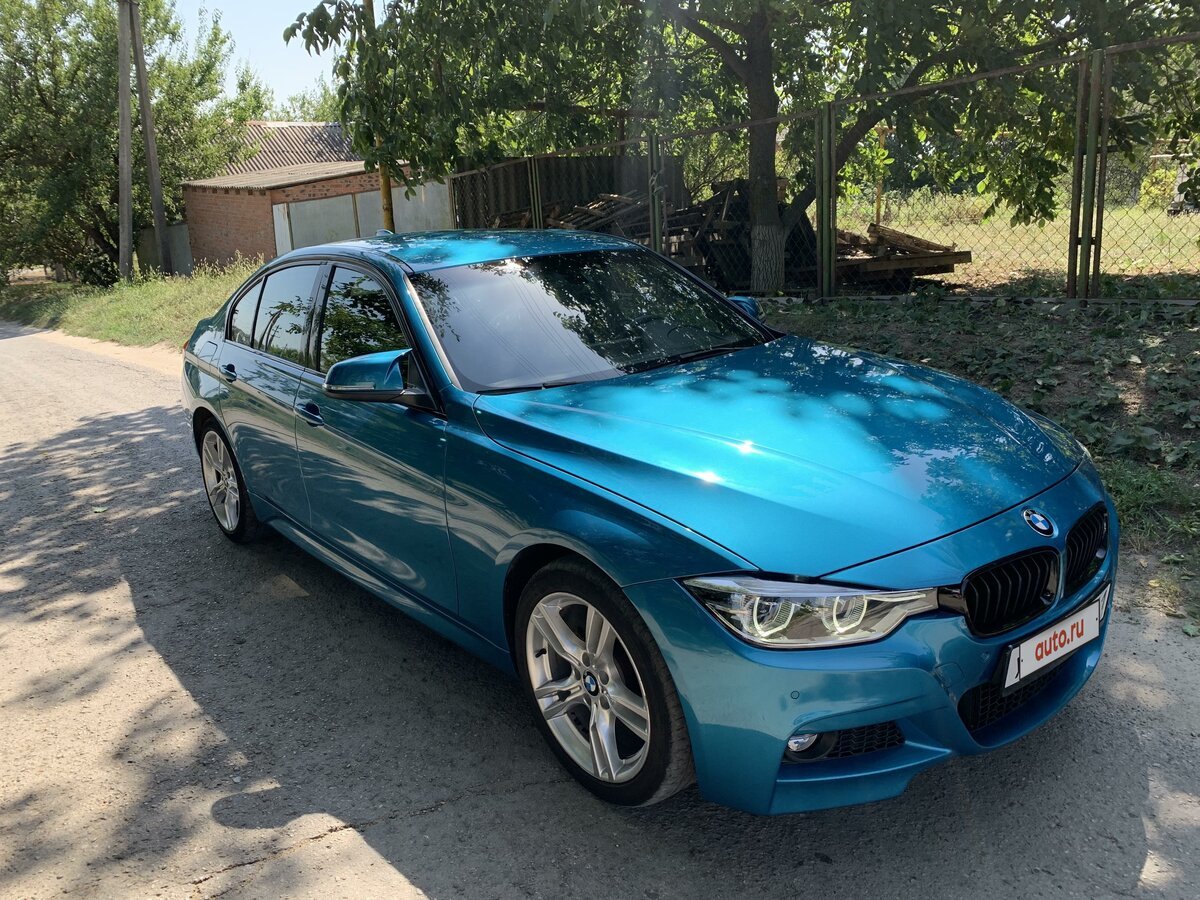 Светло голубая BMW 3