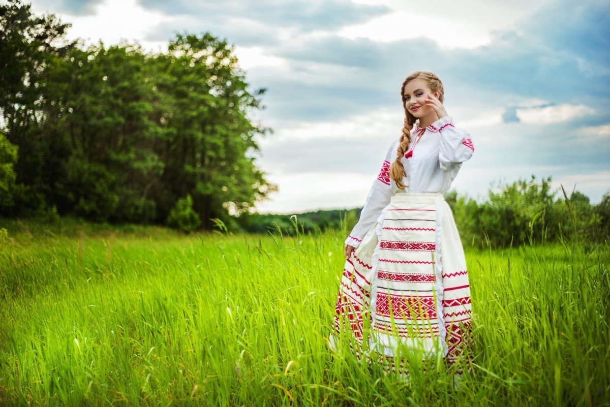 Живет в белорусском слушать. Белорусочка в национальном костюме. Белорусские девушки. Девушка в национальном костюме. Девушка в национальном костюме Беларусь.