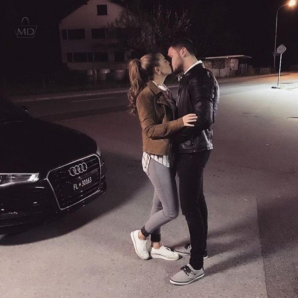 Поцелуй около машины