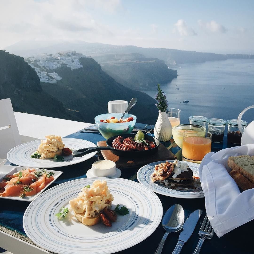 Красивый завтрак с видом