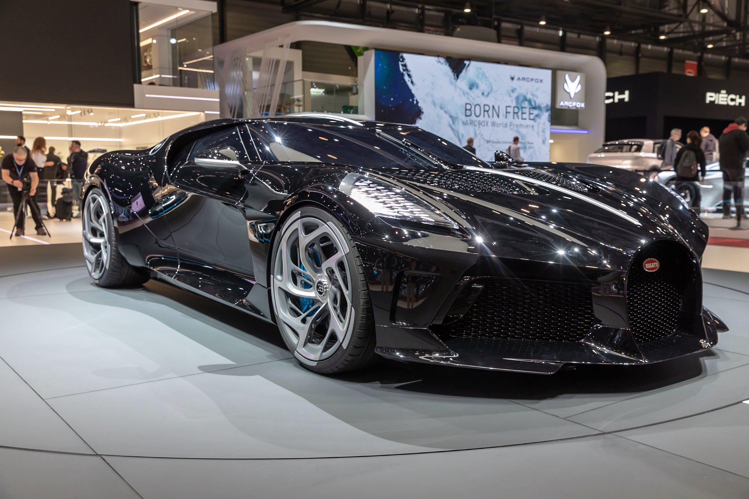 Самый дорогой л а. Машина Bugatti la voiture noire. Бугатти Атлантик 2019. Бугатти 1000000. Бугатти la voiture noire 2021.