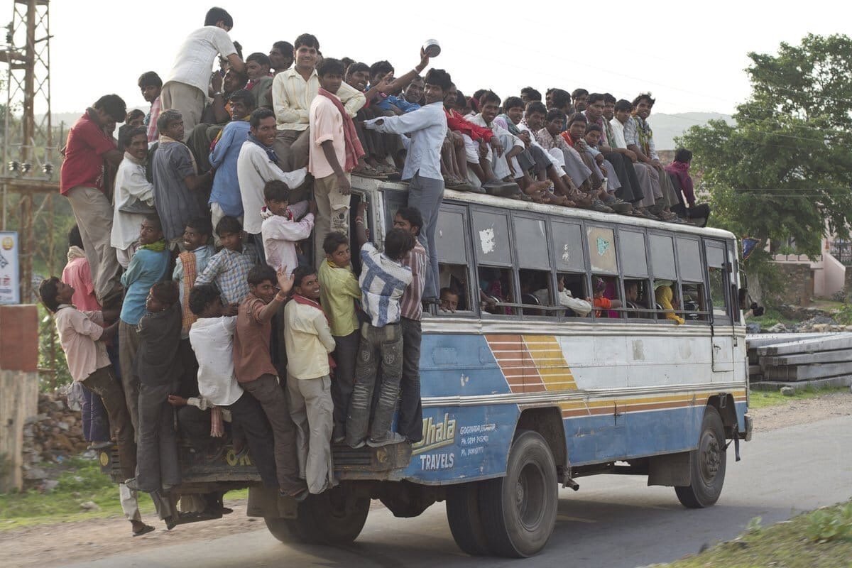 Много народу в автобусе. Переполненный автобус в Индии. Автобус в Индии с людьми. Автобус переполненный людьми. Индийский автобус переполненный людьми.