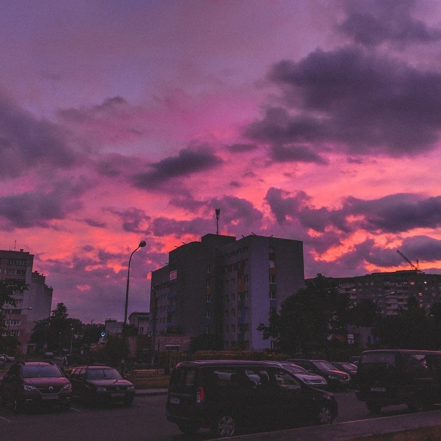 Малиновый свет басс. Розовый закат в городе. Малиновый закат в городе. Фиолетовое небо в городе. Малиновый свет.