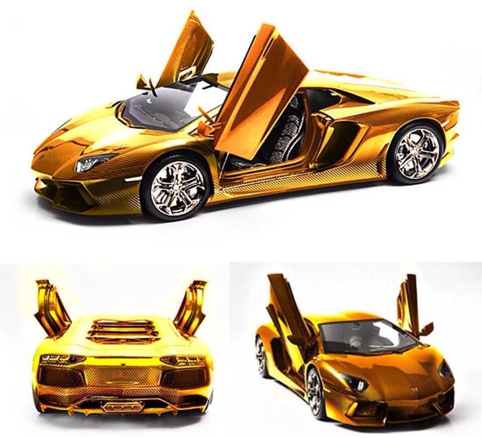 Модель автомобиля Lamborghini Aventador из золота