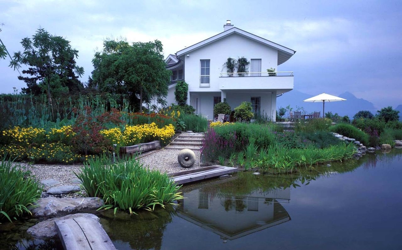 Дом возле садика. Японская усадьба с прудиком. Энтони пол ландшафтный дизайнер. Онтарио Канада коттеджи у озера. Энтони пол ландшафтный дизайнер сады.