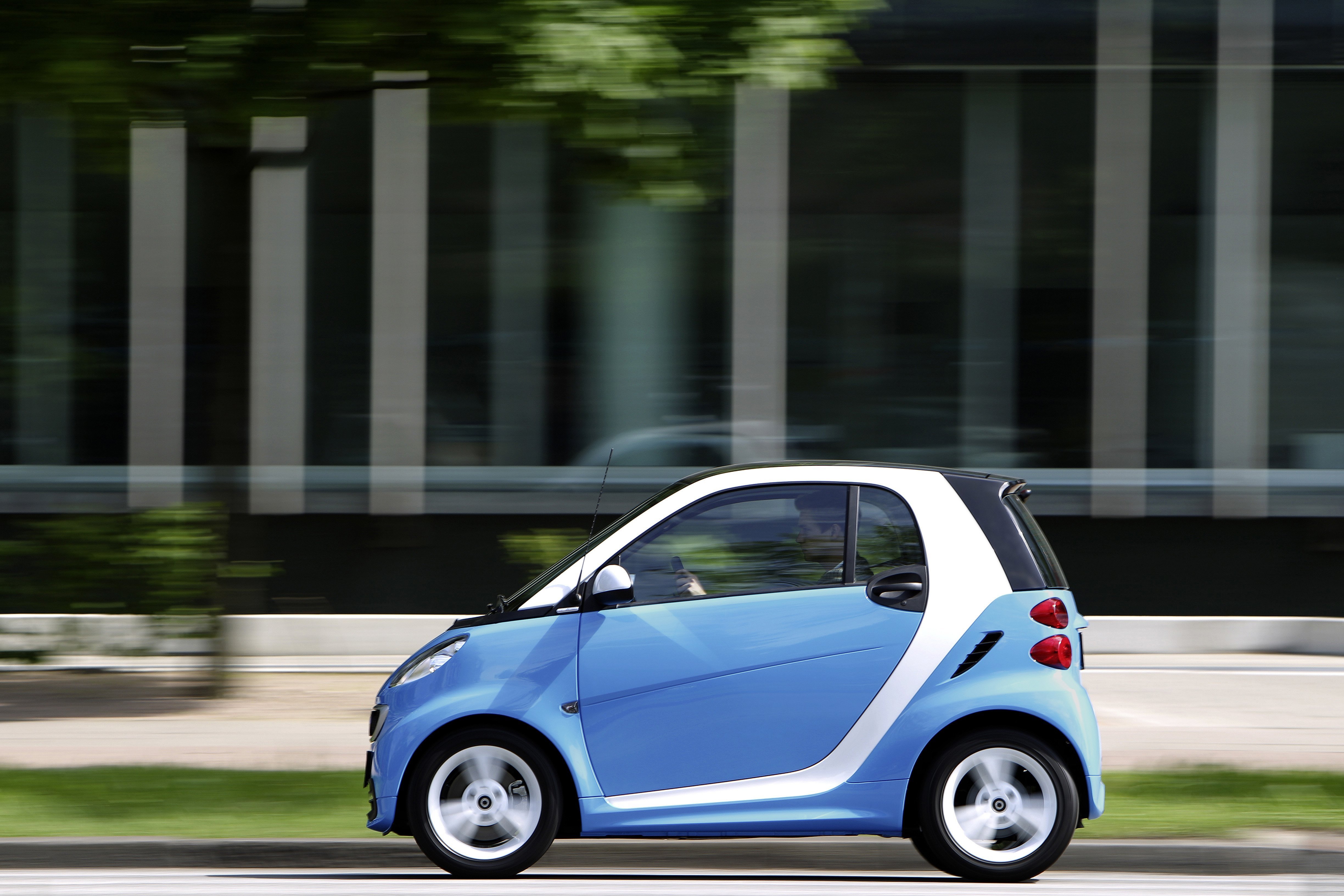 Маленькие городские автомобили. Smart Fortwo 2 поколение. Smart Fortwo 2012. Мерседес смарт седан. Smart Fortwo электромобиль.