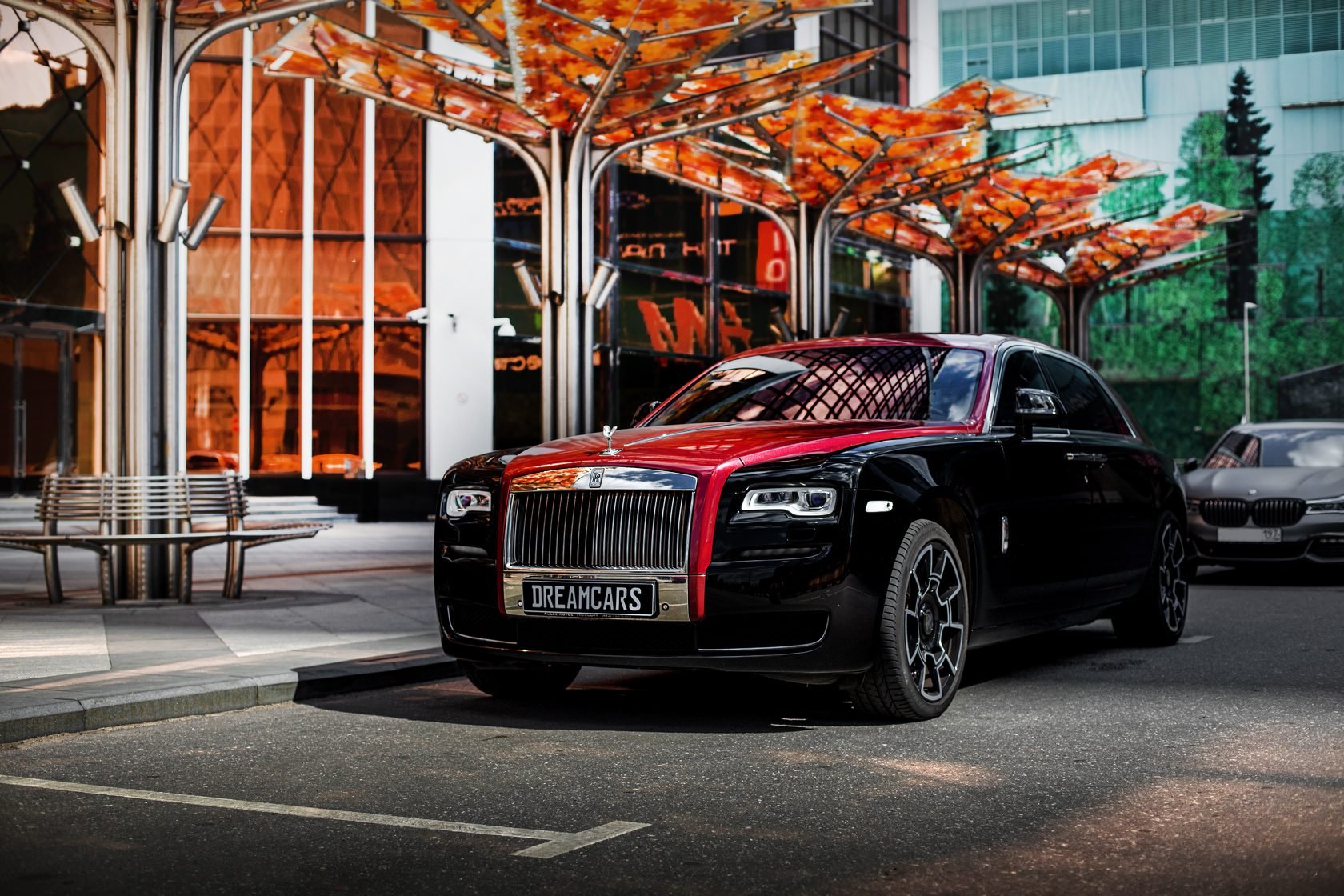 Роллс россия. Роллс Ройс в Москве. Rolls Royce Ghost красный. Rolls Royce Москва. Rolls Royce Ghost 2022 в России.