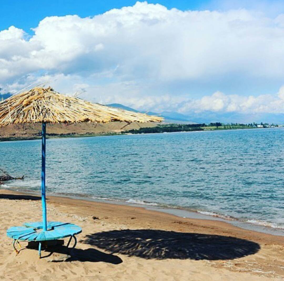 Озеро Иссык Куль пляж зонты