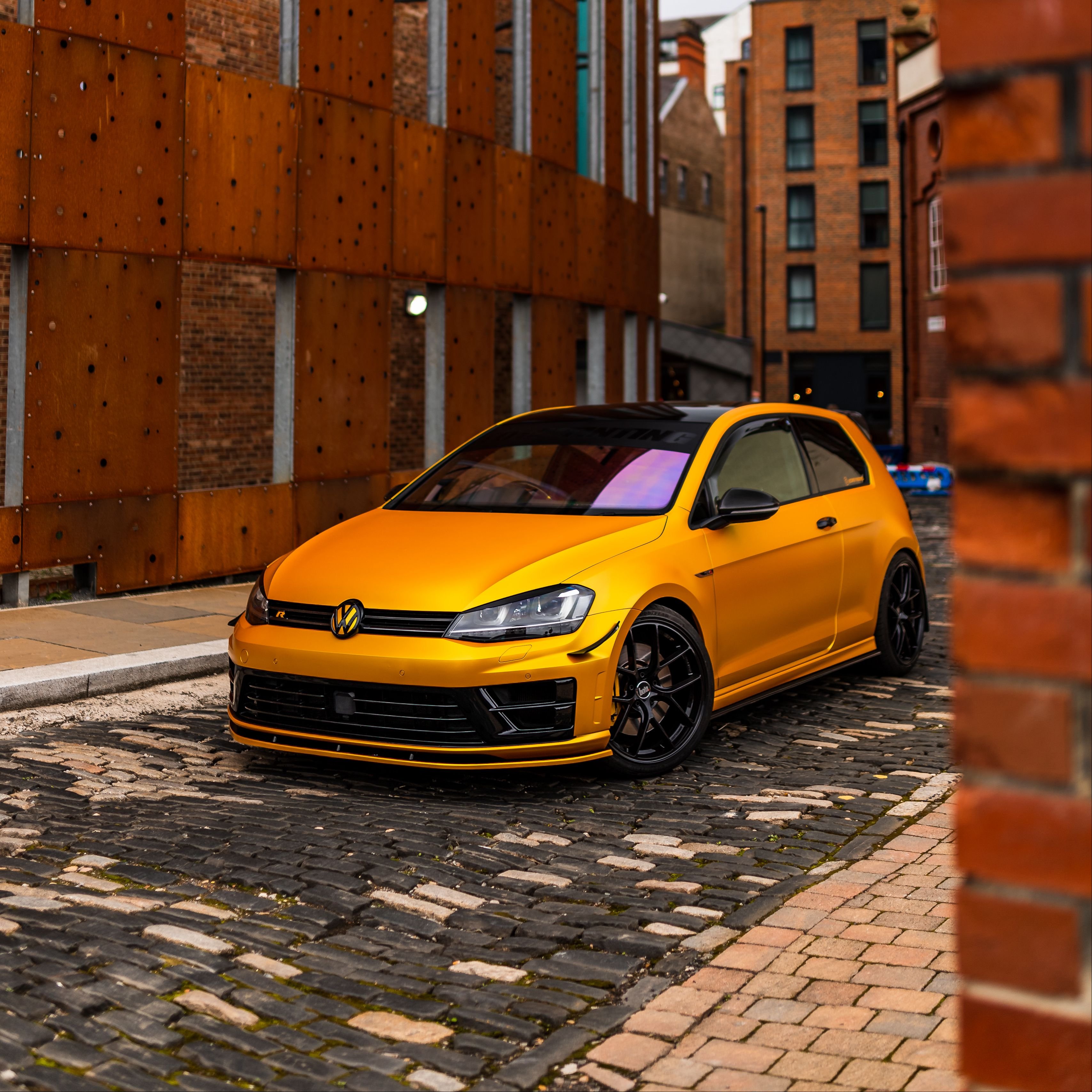 Volkswagen желтый. Оранжевый Volkswagen Golf mk5. Желтый Фольксваген гольф 5 седан. Желтый Фольксваген Каду. Tiroque Volkswagen желтый.
