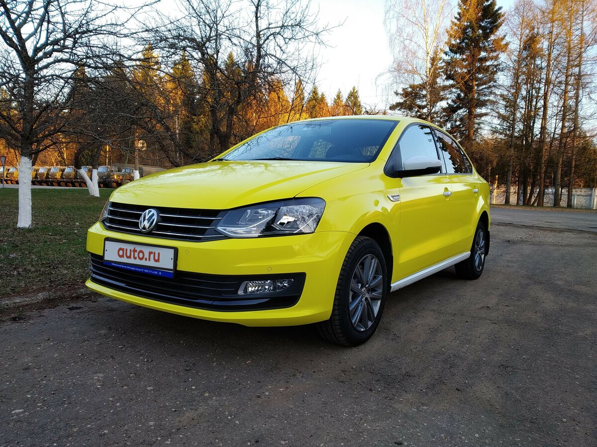 Volkswagen желтый. Volkswagen Polo sedan жёлтый. Volkswagen Polo 5 2016 жёлтый. Фольксваген поло желтый 2019 год. Фольксваген желтый 22.