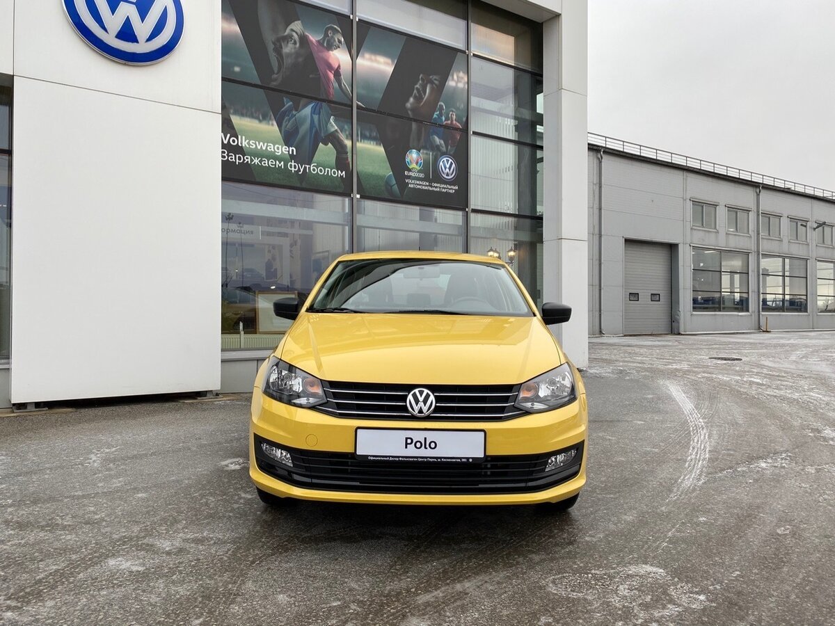 Volkswagen желтый. Volkswagen Polo желтый. Жёлтый Volkswagen Polo 640 76. Volkswagen Polo 5 Рестайлинг. Фольксваген поло 2019.
