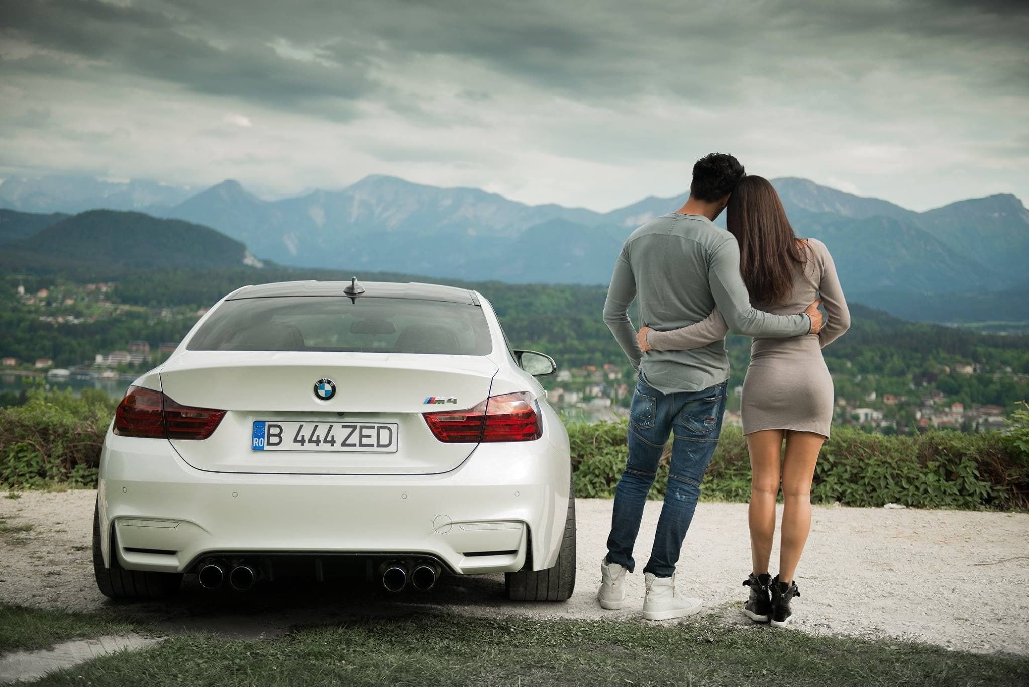 BMW e60 и девушка. Пара возле машины. Обнимает автомобиль. Фотосессия с двумя машинами.