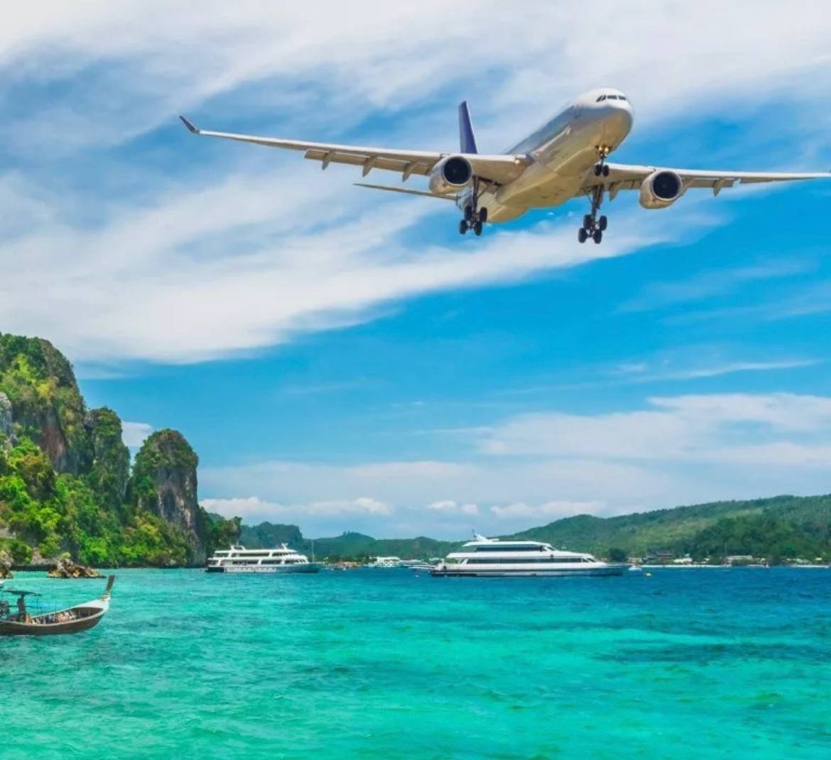 Полет через океан. Самолет над морем. Путешествие на самолете. Самолет над островами. Самолет море пальмы.
