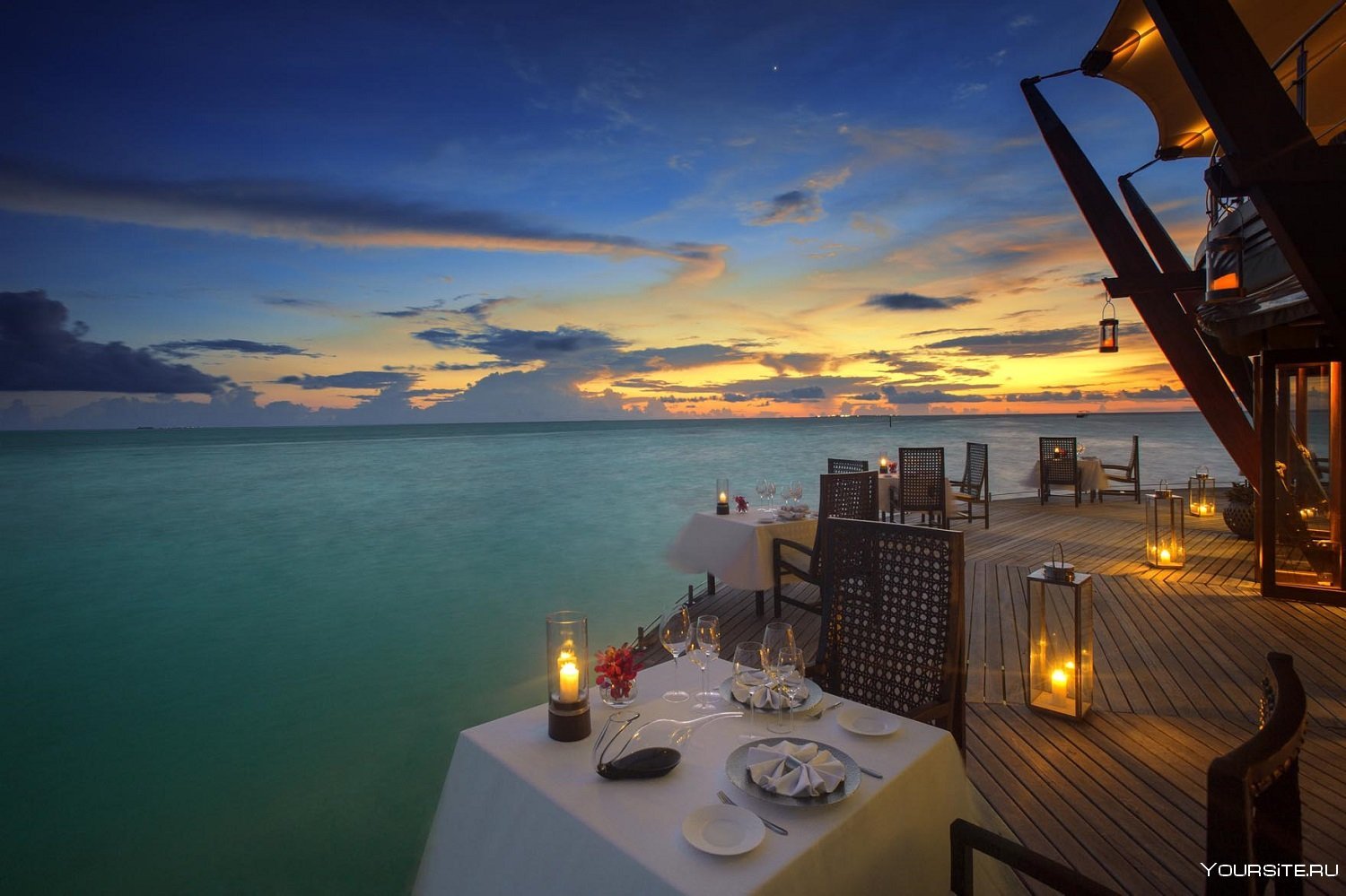 Ужин на берегу. Остров Барос Мальдивы. Отель Барос Мальдивы. Красивый вид на океан. Мальдивы вид на море.