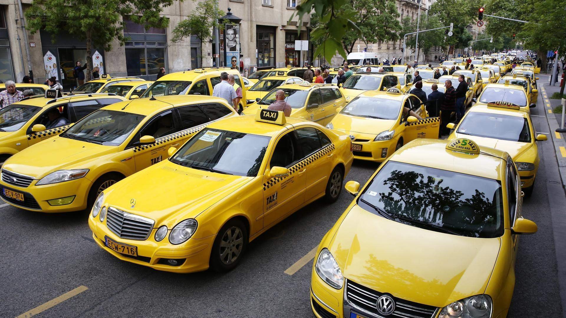 Такси. Такси фото. Лизинг такси. Желтая машина такси.