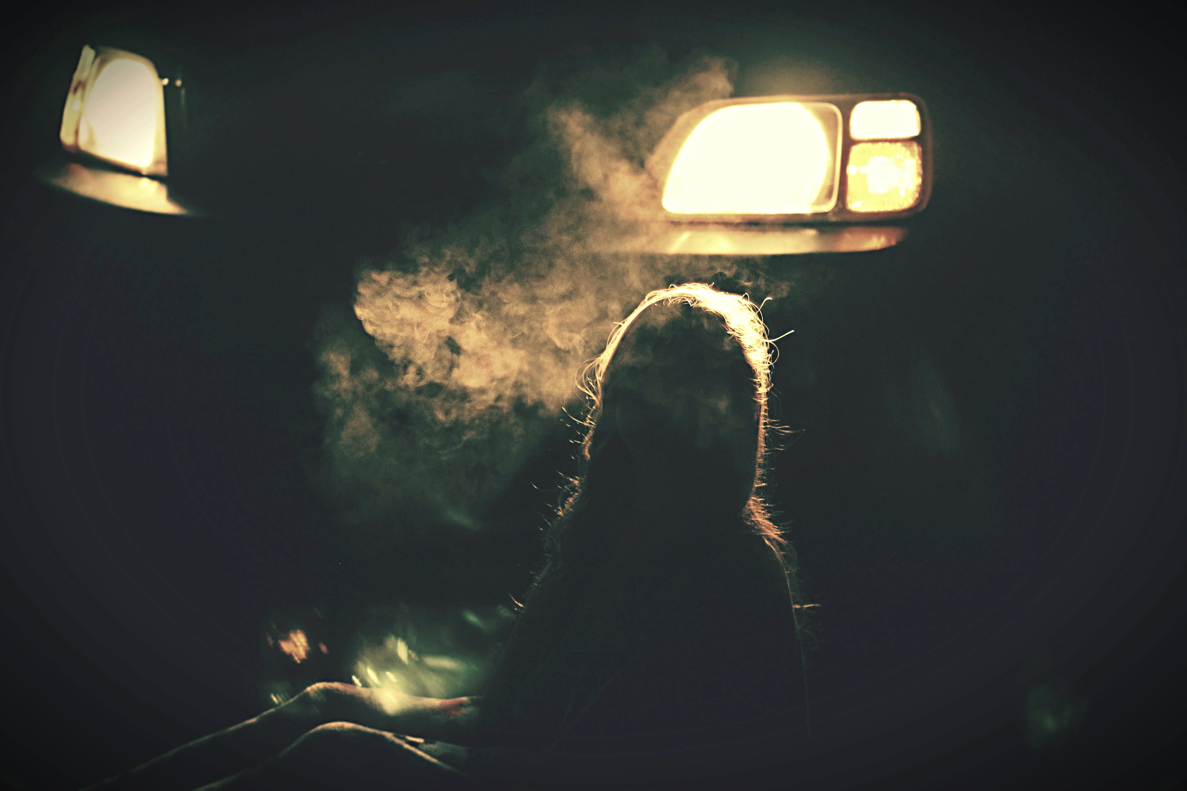 Хоррор на машине. Девушка в темноте. Девушка в машине ночью. Девушка в свете фар. Девочка в темноте.