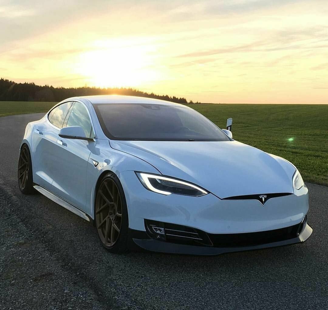 Машина Tesla model s