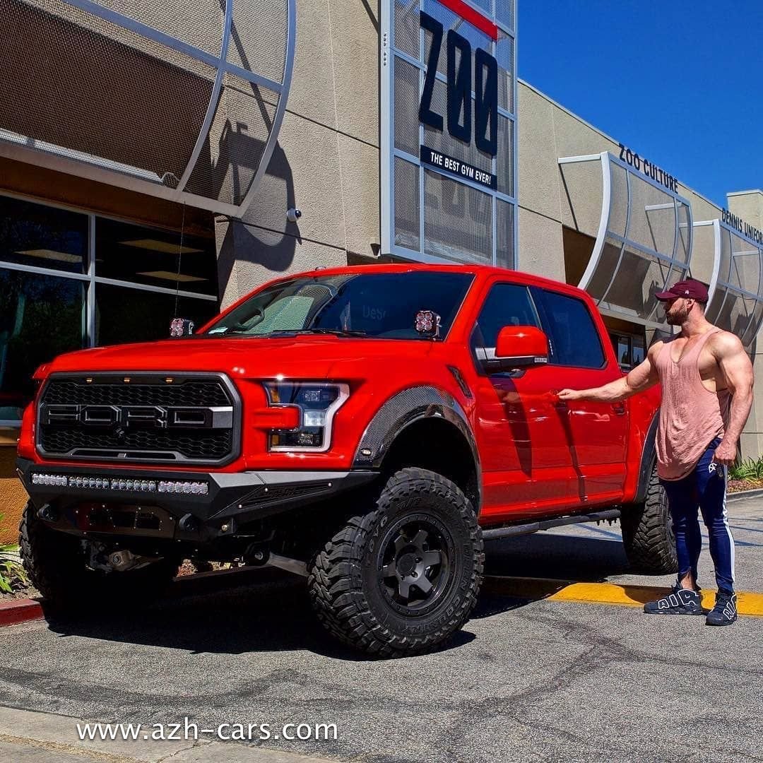Ford f150 Raptor рядом с человеком