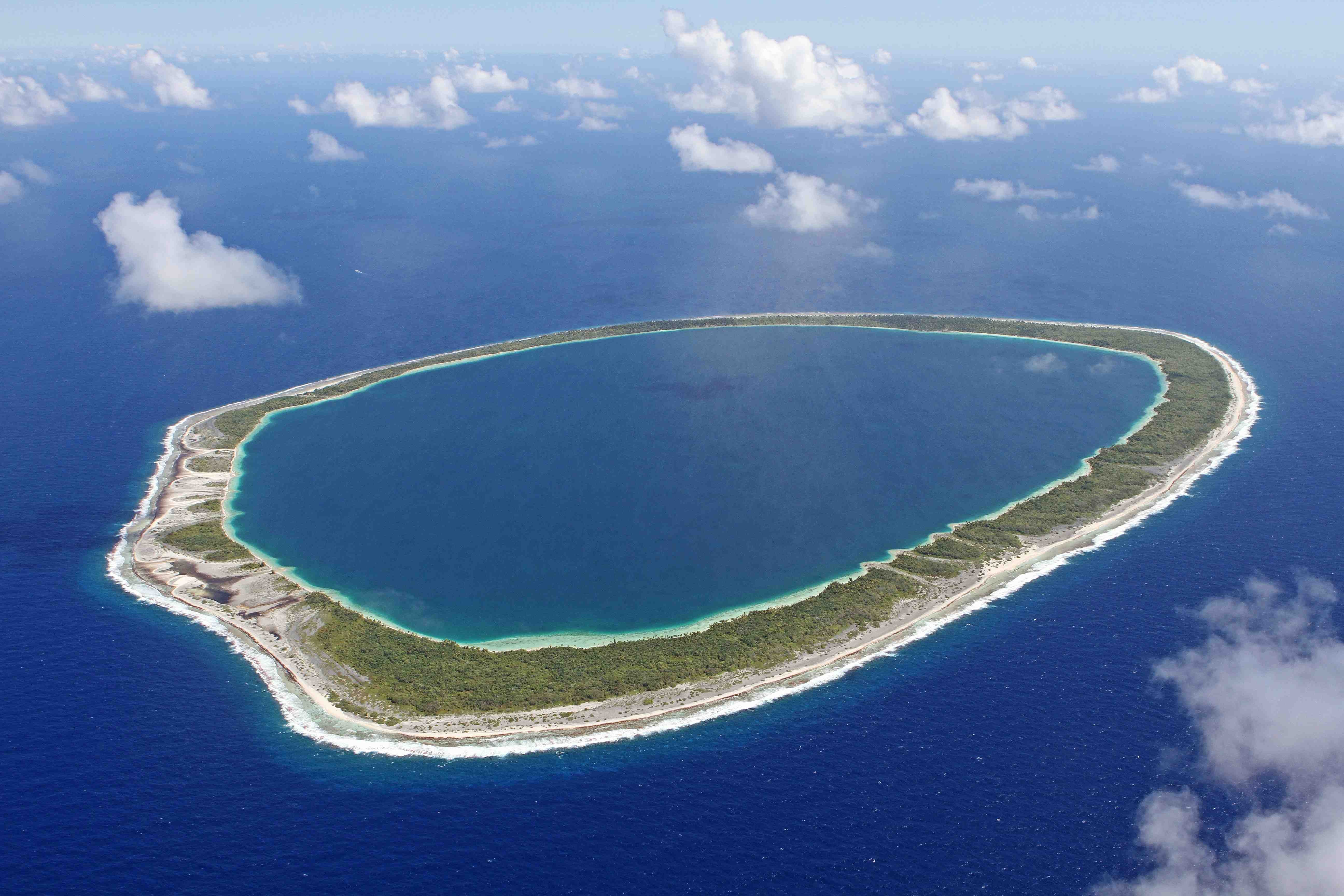 Остол. Атолл коралловый остров. Остров Атолл Дюси. Атолл в тихом океане. Необитаемый Атолл Дюси.