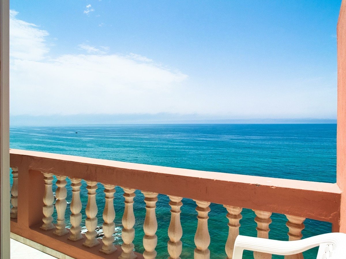 Балконы волной. Вид на море с балкона. Красивый вид с балкона. Вид на море. Красивый вид на море.