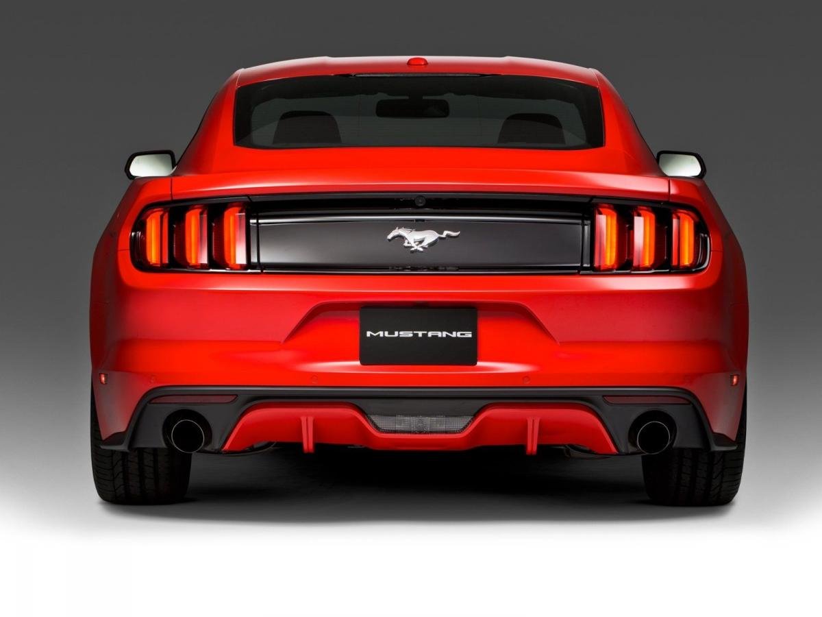 Ford Mustang 2021 сзади