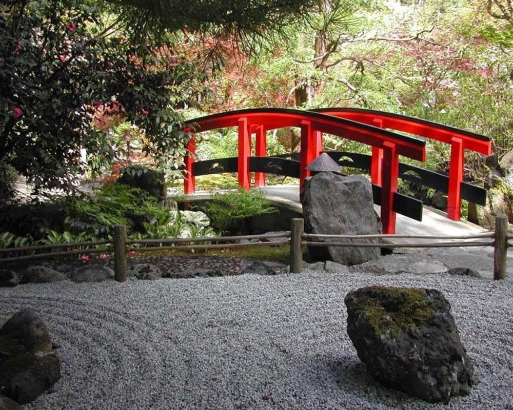 Японский мостик в японском саду