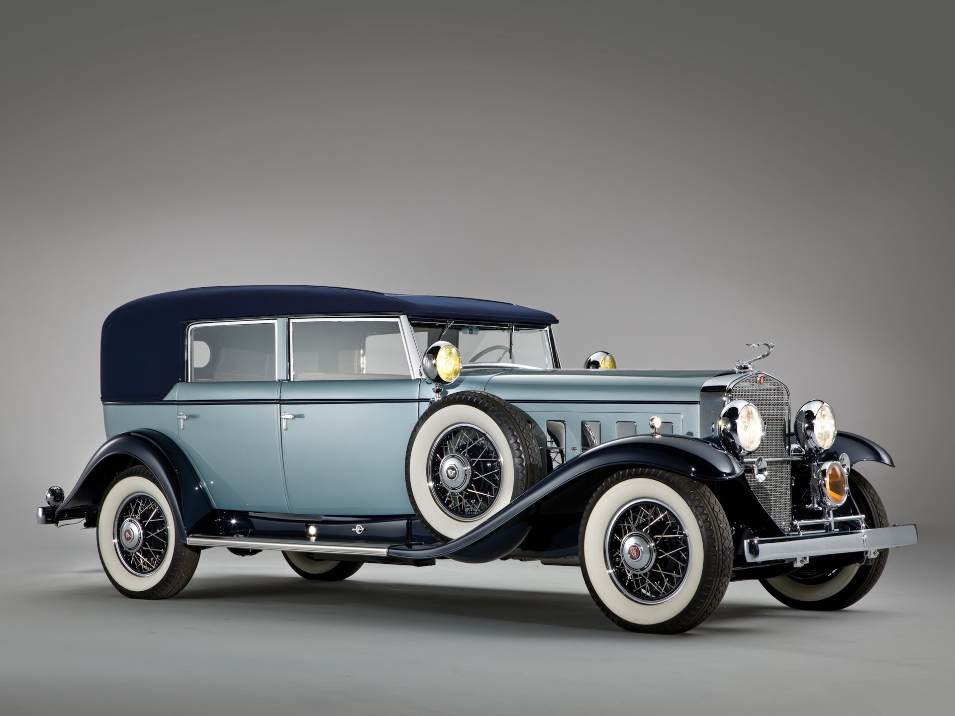 Первые немецкие автомобили. Cadillac v16 1930. Кадиллак v16. Кадиллак v16 1930. Cadillac v16 Imperial sedan 1933.