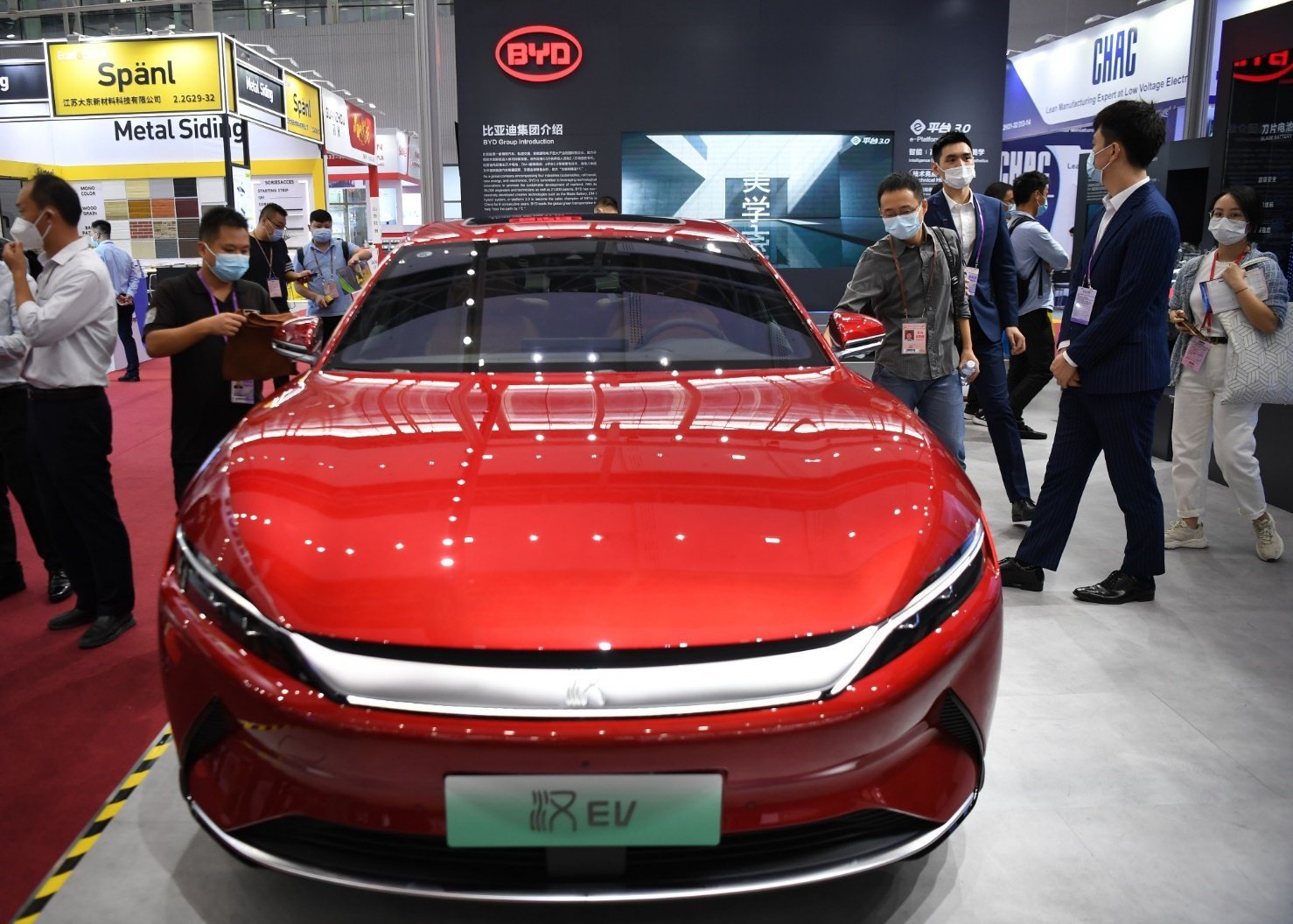 Первый автомобиль в китае. Китайский электромобиль BYD. BYD New Energy. Электромобиль Китай BYD 2023. Китайский электрокар 2022.