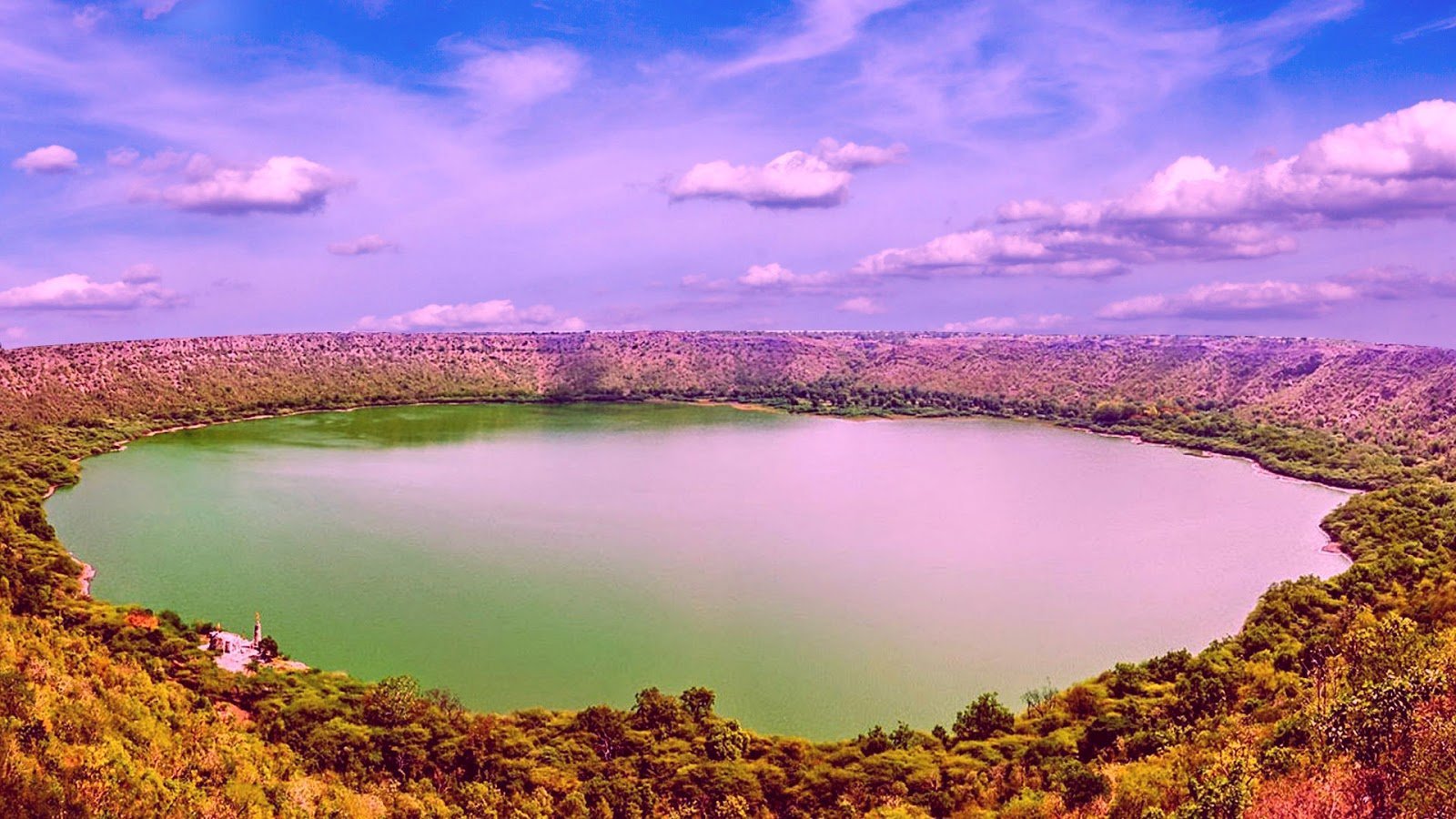 Это озеро было огромным. Лорейн Каунти озеро сердце. Озеро Лонар в Индии. Озеро Силенсио. Озеро Дилоло.