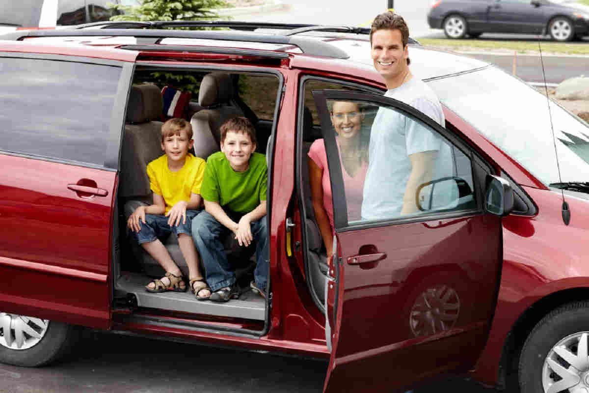 Автомобиль для семьи с тремя детьми