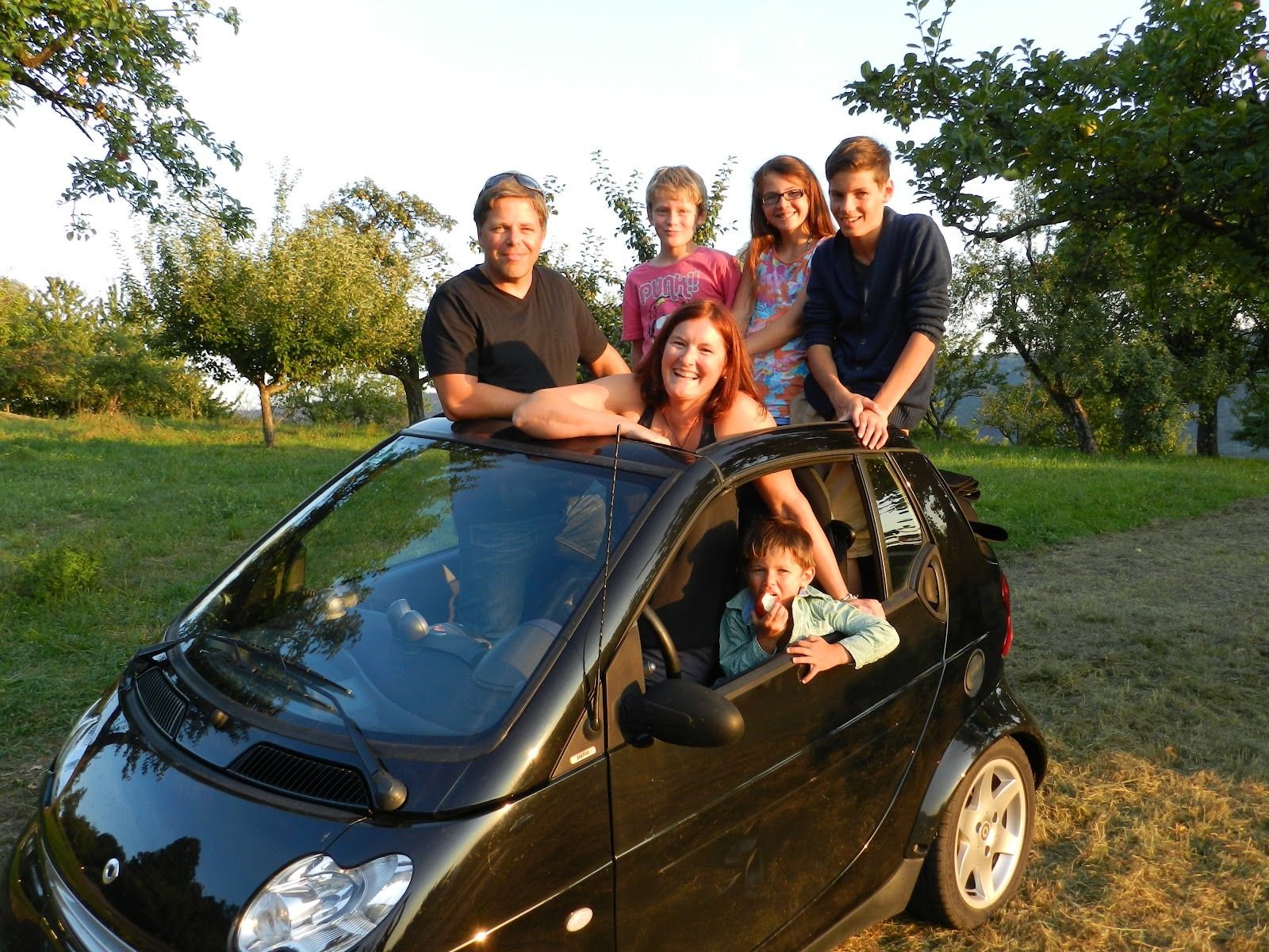 Сколько машин можно многодетной семье. Семья в машине. Машина для большой семьи. Семейный автомобиль. Машина для небольшой семьи.