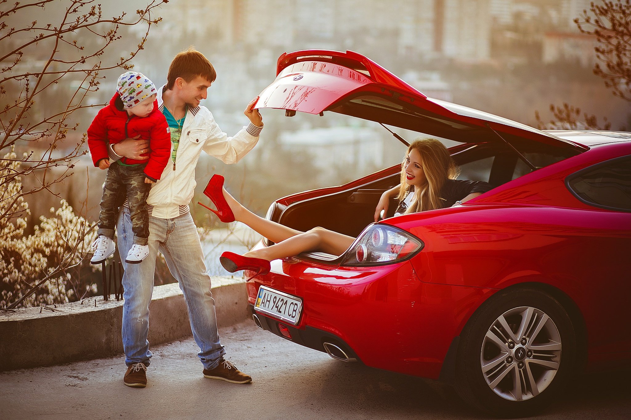 Мужчины машина и жена. Фотосессия с машиной. Семейный автомобиль. Семья в машине. Семья возле автомобиля.