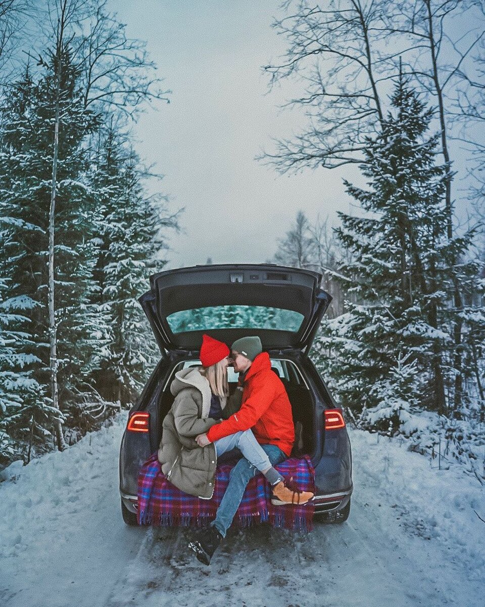 Фотосессия в багажнике машины зимой в лесу