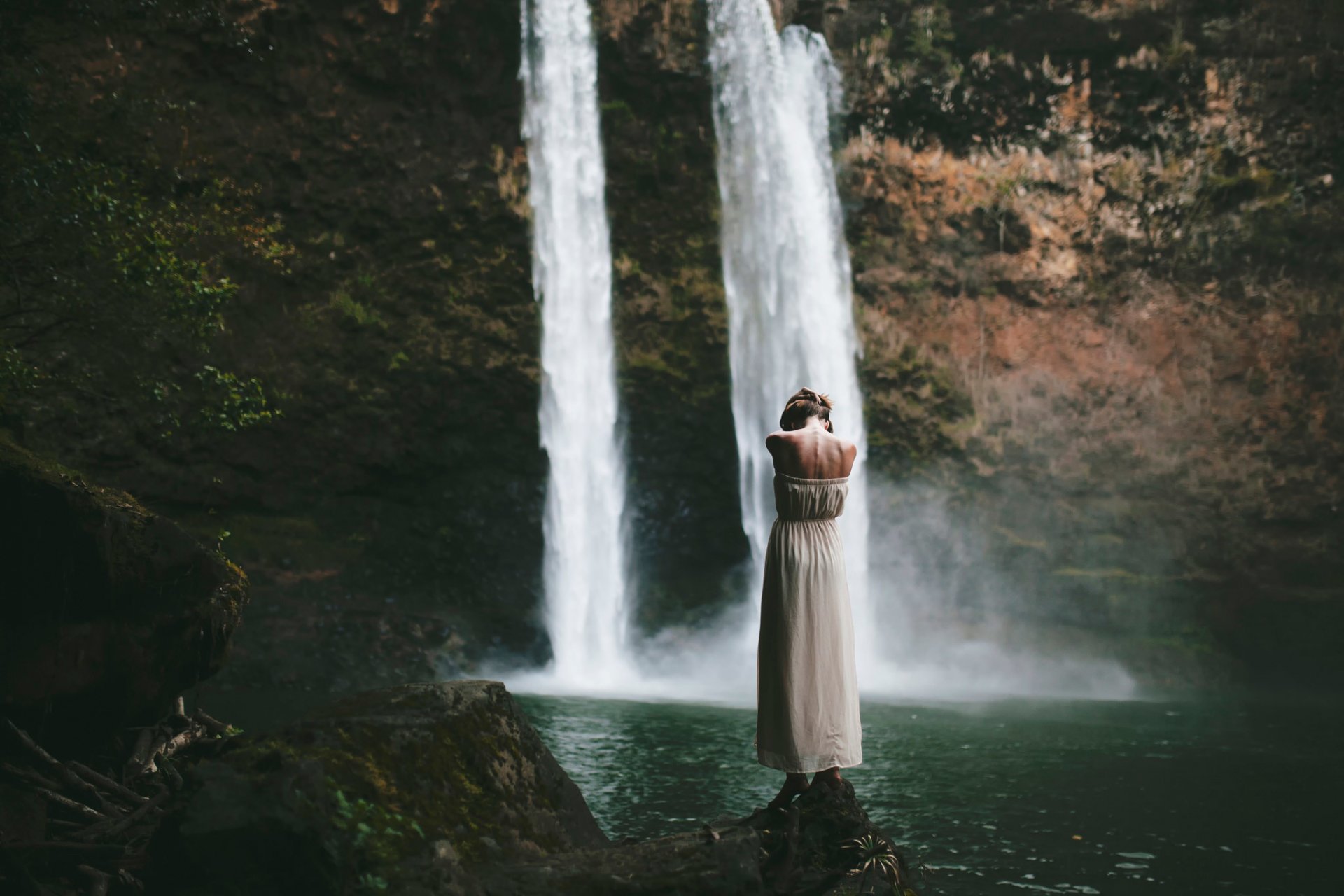Пшадские водопады Дева. Человек на фоне водопада. Человек под водопадом. Девушка под водопадом.