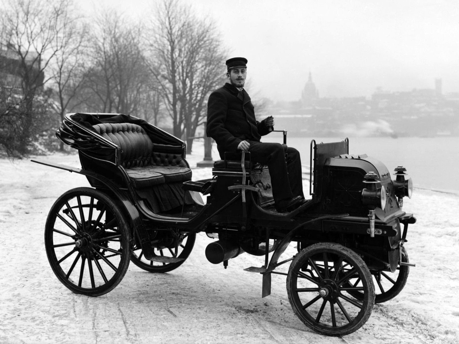 Первая машина название. Даймлер 1897. Автомобиль Даймлер 1898 год. Автомобиль Мерседес 1899 Даймлер. Автомобиль Даймлер Феникс 1897 года.