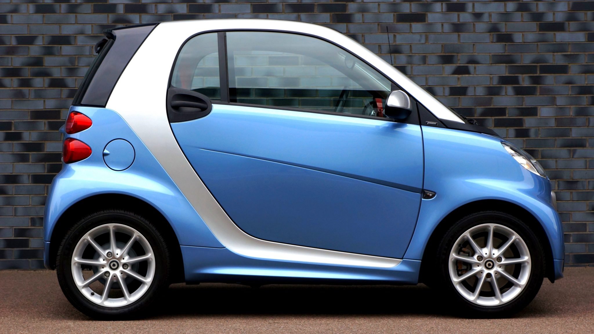 Мини-кар Smart Fortwo 2. BMW смарт 2х дверная малолитражка. Smart Fortwo голубой. БМВ смарт 4 дверная.