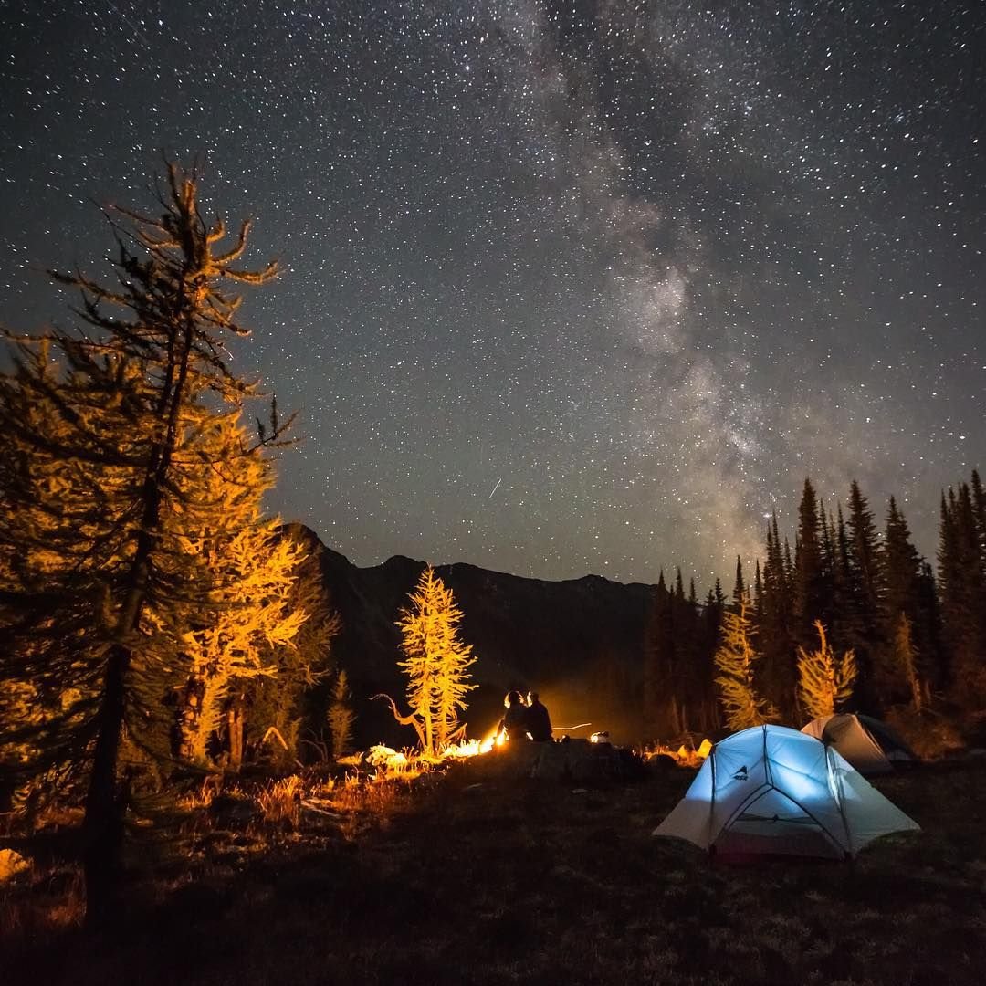 Night camp. Палатка ночью. Палатка в горах ночью. Звездное небо и палатка. Палатка в лесу.
