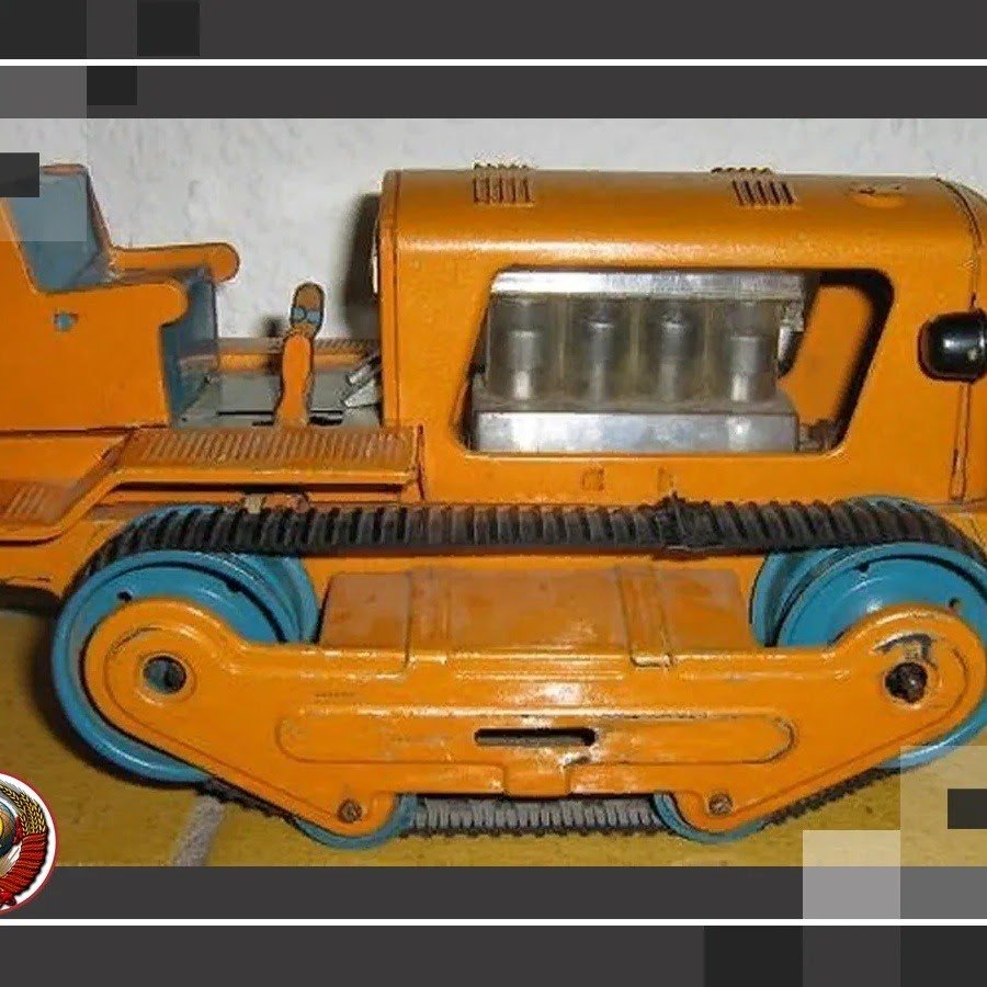 Игрушечный трактор гусеничный ГДР