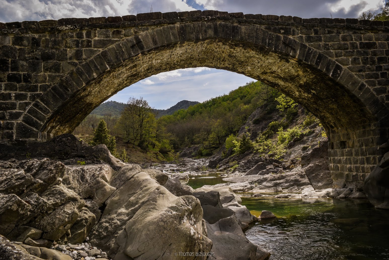 Мост Солкан Словения. Гревена арочный мост Греция. Средневековый каменный арочный мост. Каменный мост в Алабаме. Первые каменные мосты