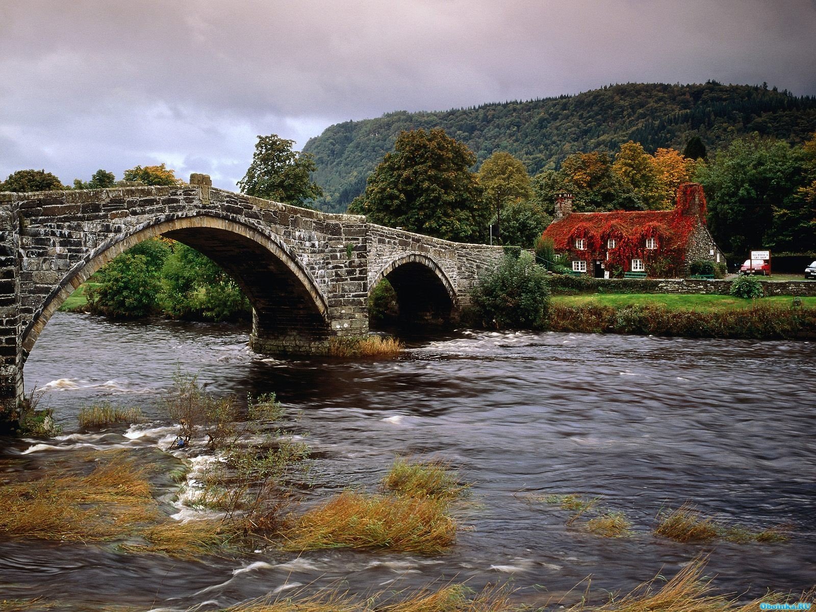 Старинный каменный мост. Каменный мост Уэльс Англия. Река Конуи Уэльс. Пайн Ривер мост через реку. Франция мост Белькастель.