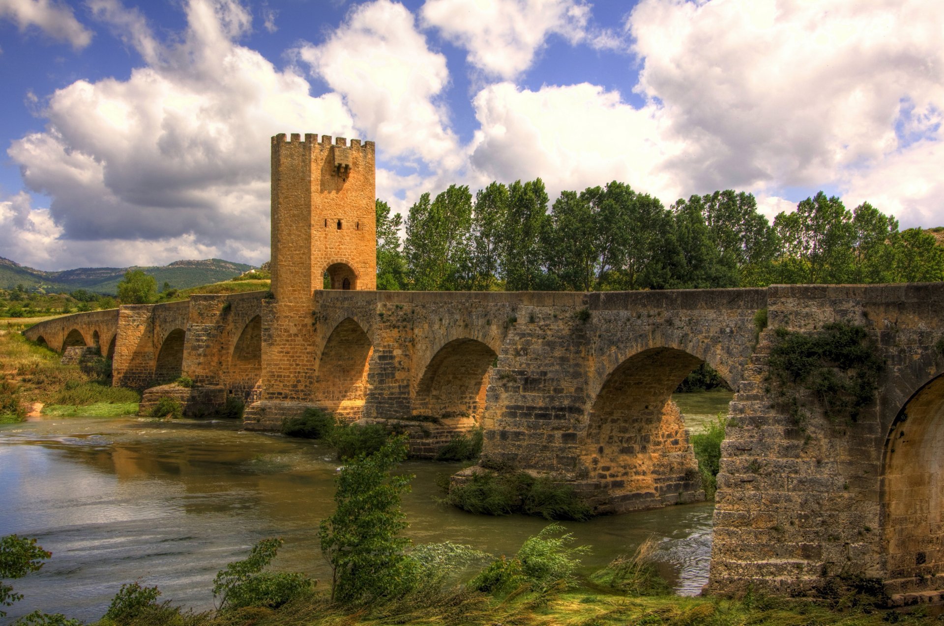 Старинный каменный мост. Мост Солкан Словения. Каменный мост в Испании. Кирпичный мост над рекой в Испании.