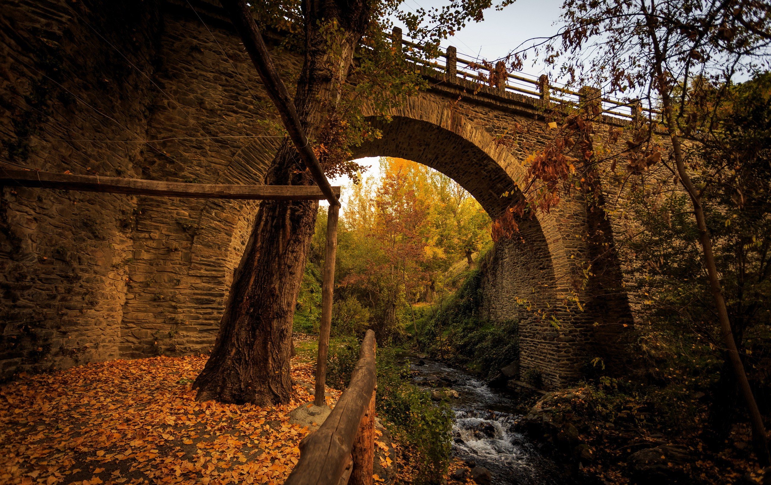 Старинный каменный мост. Шервудский лес каменный мост. Мост Солкан Словения. Старый мост Владикавказ.
